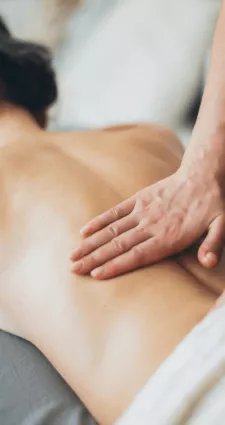 Photo d'une femme se faisant masser le dos.